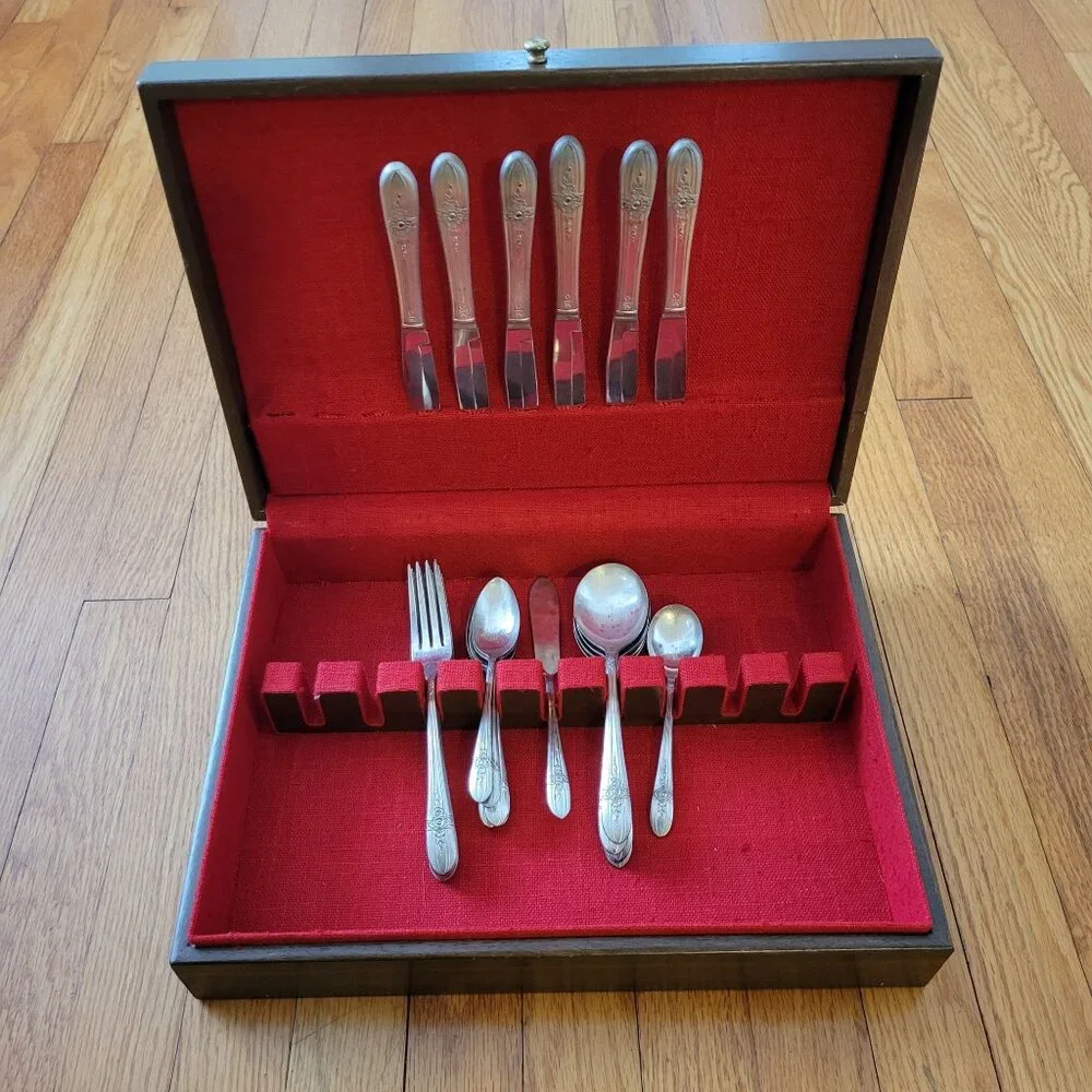 WM Rogers Stainless Steel 6 Place Setting‎ 26 Piece Wood Serving Box Flatware